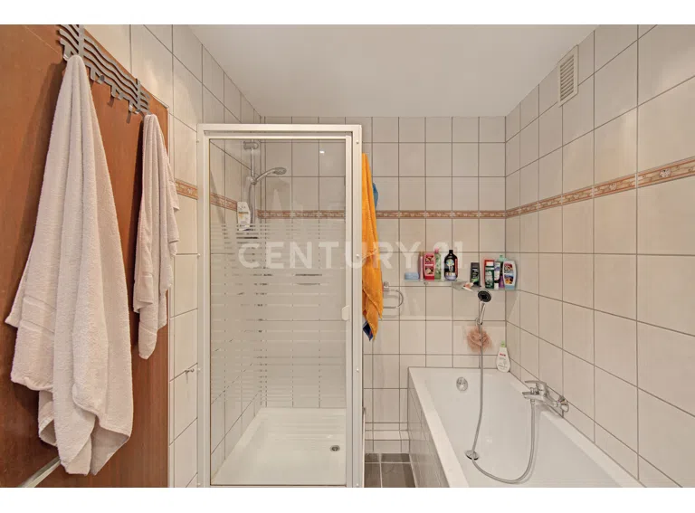 Bad mit Dusche & Wanne OG
