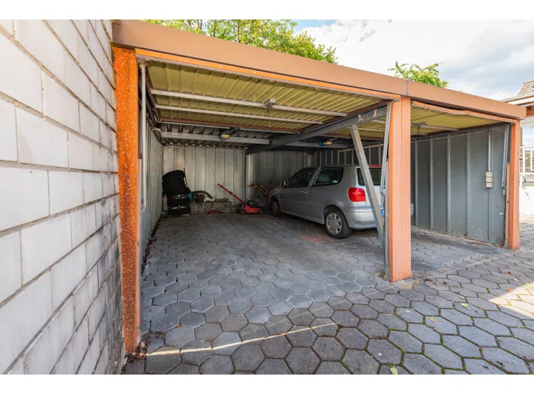 Garageplatz mit Absenkung