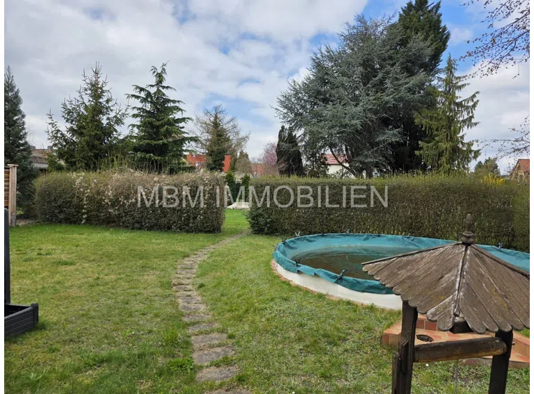 Grundstück mit Pool