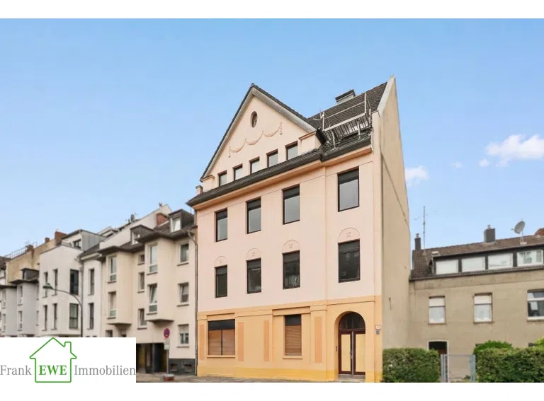 Hausansicht. 3-Zimmer-Wohnung mit Garten zum Kauf in Eller