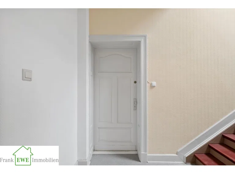 Wohnungseingang links, 3-Zimmer-Wohnung mit Garten, Kauf Eller