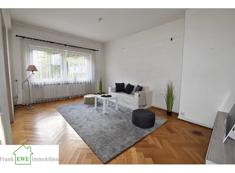 Wohnzimmer, 3-Zimmer-Wohnung mit Loggia zum Kauf in Düsseltal Zoo, Frank Ewe Immobilien