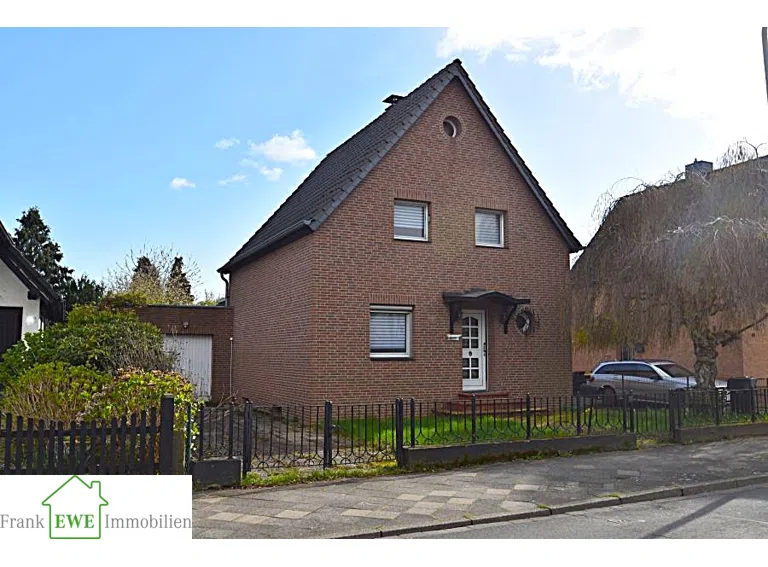 Hausansicht Vorderseite, Grundstück mit Altebstand zum Kauf in Düsseldorf Urdenbach Frank Ewe Immobilienmakler
