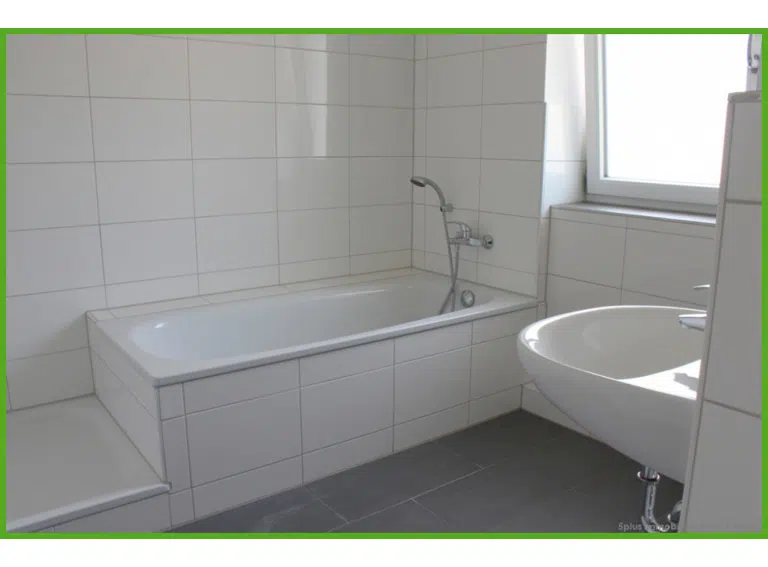 Bad m. Wanne u. Dusche