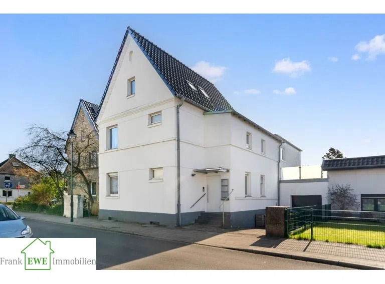 Hausansicht Vorderseite, Zweifamilienhaus mit Garage zum Kauf in Düsseldorf Hassels, Frank Ewe Immobilienmakler