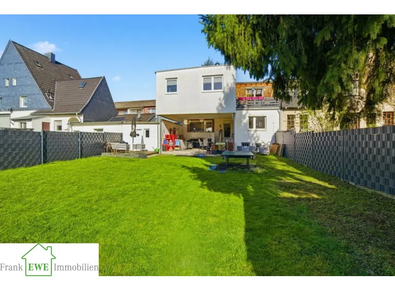 Garten Rückansicht Haus, Zweifamilienhaus mit Garage zum Kauf in Düsseldorf Hassels, Frank Ewe Immobilienmakler Düsseldorf Hassels