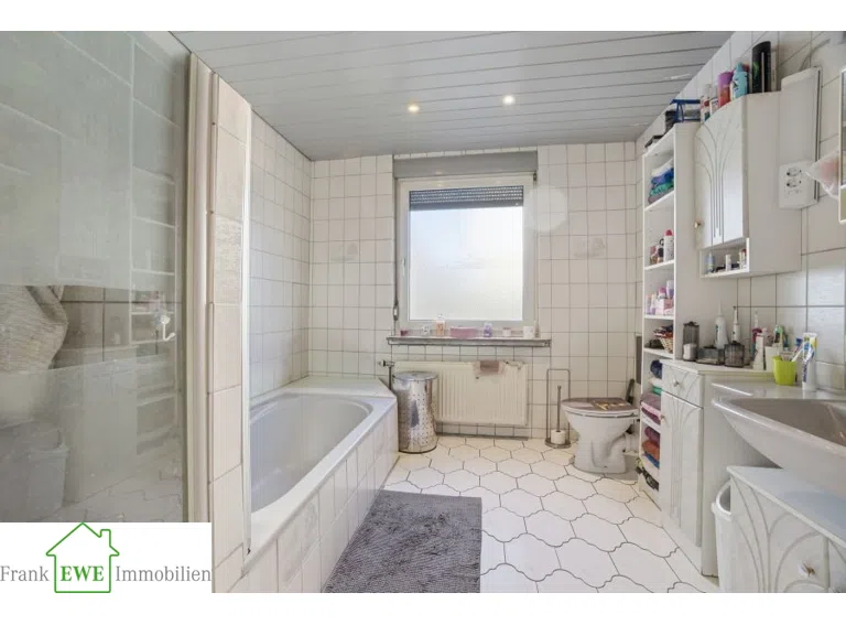 Bad EG, Zweifamilienhaus mit Garage zum Kauf in Düsseldorf Hassels, Frank Ewe Immobilienmakler Düsseldorf Hassels
