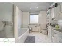 Bad EG, Zweifamilienhaus mit Garage zum Kauf in Düsseldorf Hassels, Frank Ewe Immobilienmakler Düsseldorf Hassels