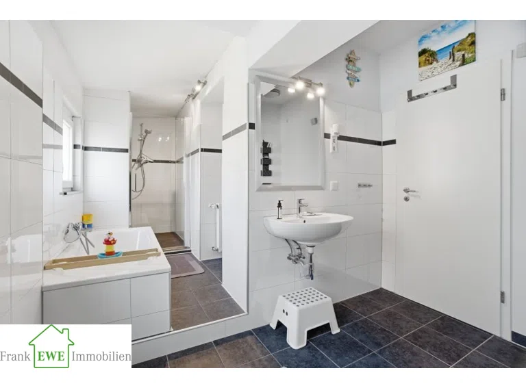 Bad 1.OG; Zweifamilienhaus mit Garage zum Kauf in Düsseldorf Hassels, Frank Ewe Immobilienmakler Düsseldorf Hassels