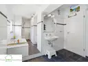 Bad 1.OG; Zweifamilienhaus mit Garage zum Kauf in Düsseldorf Hassels, Frank Ewe Immobilienmakler Düsseldorf Hassels