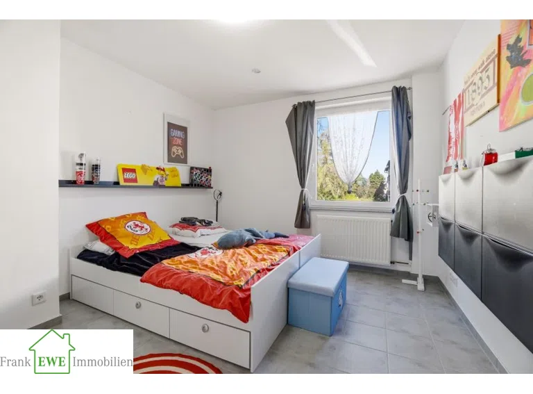 Kinderzimmer 2 EG, Zweifamilienhaus mit Garage zum Kauf in Düsseldorf Hassels, Frank Ewe Immobilienmakler Düsseldorf Hassels
