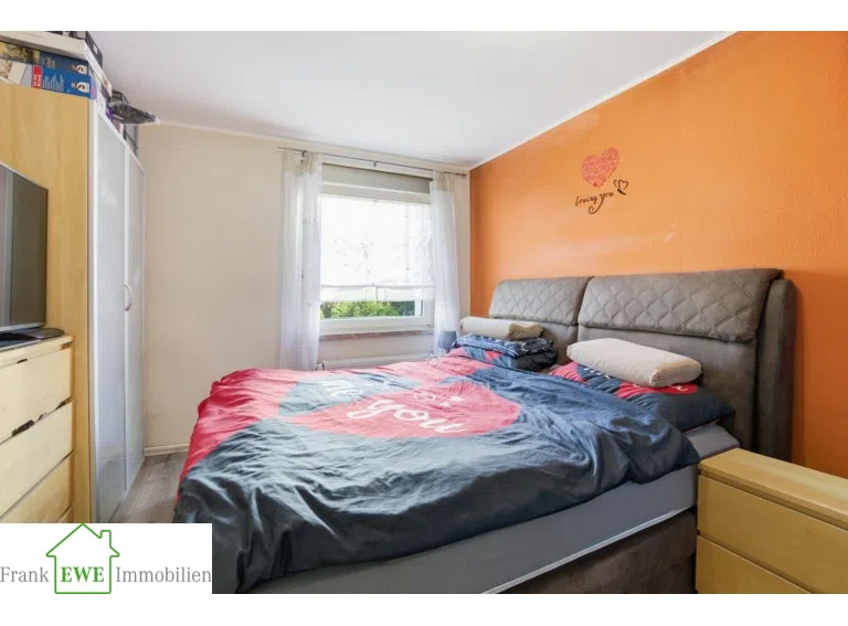 Schlafzimmer EG, Zweifamilienhaus mit Garage zum Kauf in Düsseldorf Hassels, Frank Ewe Immobilienmakler Düsseldorf Hassels