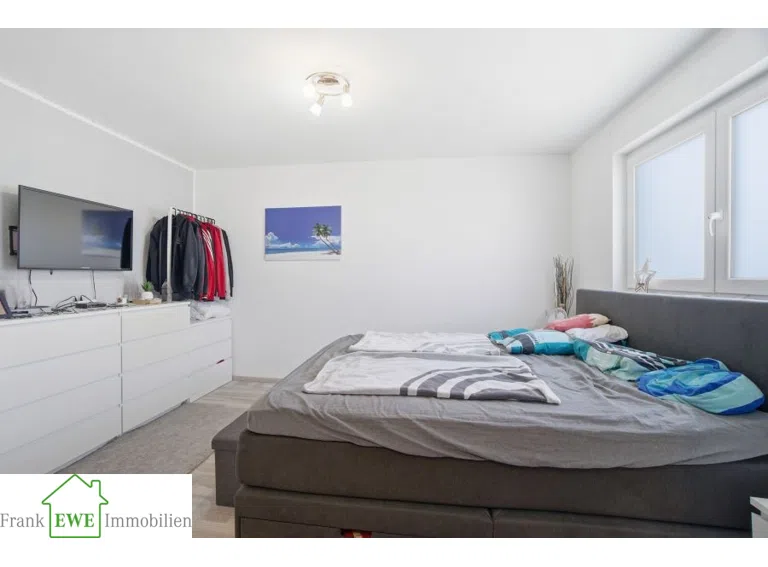Schlafzimmer 1.OG, Zweifamilienhaus mit Garage zum Kauf in Düsseldorf Hassels, Frank Ewe Immobilienmakler Düsseldorf Hassels