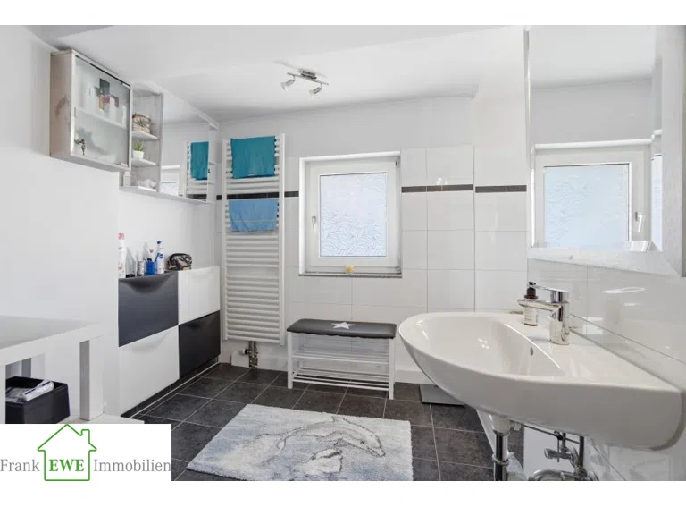 Bad 1.OG, Zweifamilienhaus mit Garage zum Kauf in Düsseldorf Hassels, Frank Ewe Immobilienmakler Düsseldorf Hassels