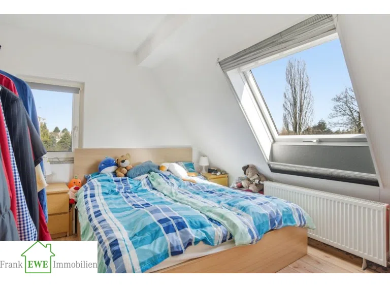 Schlafzimmer DG, Zweifamilienhaus mit Garage zum Kauf in Düsseldorf Hassels, Frank Ewe Immobilienmakler Düsseldorf