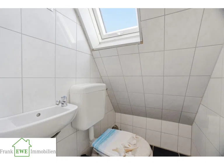 WC DG, Zweifamilienhaus mit Garage zum Kauf in Düsseldorf Hassels, Frank Ewe Immobiienmakler Düsseldorf Hassels