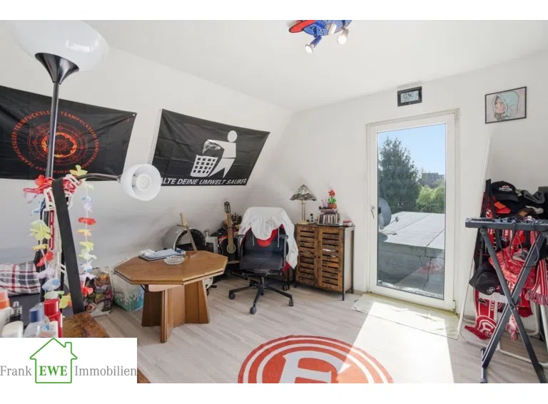 Kinderzimmer DG, Zweifamilienhaus mit Garage zum Kauf in Düsseldorf Hassels, Frank Ewe Immobilienmakler Düsseldorf