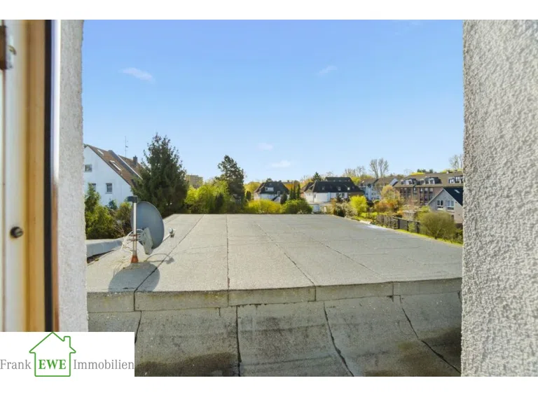 Terrasse DG, Zweifamilienhaus mit Garage zum Kauf in Düsseldorf Hassels, Frank Ewe Immobilienmakker Düsseldorf