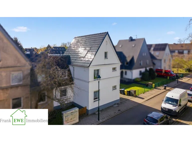 Haus und Straßenansicht Luftaufnahme, Zweifamilienhaus zum Kauf in Düsseldorf Hassels, Frank Ewe Immobilienmakler Düsseldorf Hassels