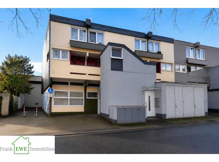 Hausansicht Eingangsseite, Wohn- und Geschäftshaus zum Kauf in Düsseldorf Garath, Frank Ewe Immobilienmakler