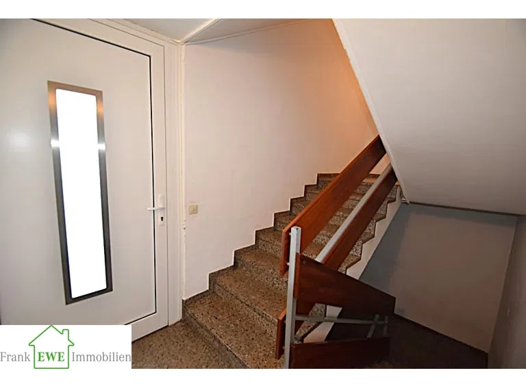 Hauseingang, Treppenhaus, Wohn- und Geschäftshaus zum Kauf in Düsseldorf Garath, Frank Ewe Immobilienmakler Düsseldorf