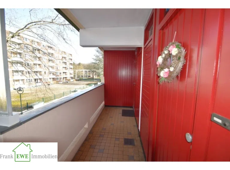 Laubengang; Wohn- und Geschäftshaus zum Kauf in Düsseldorf Garath, Frank Ewe Immobilienmakler Düsseldorf Hassels