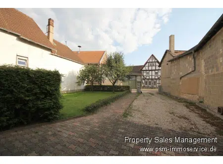 Blick in Hof und Garten