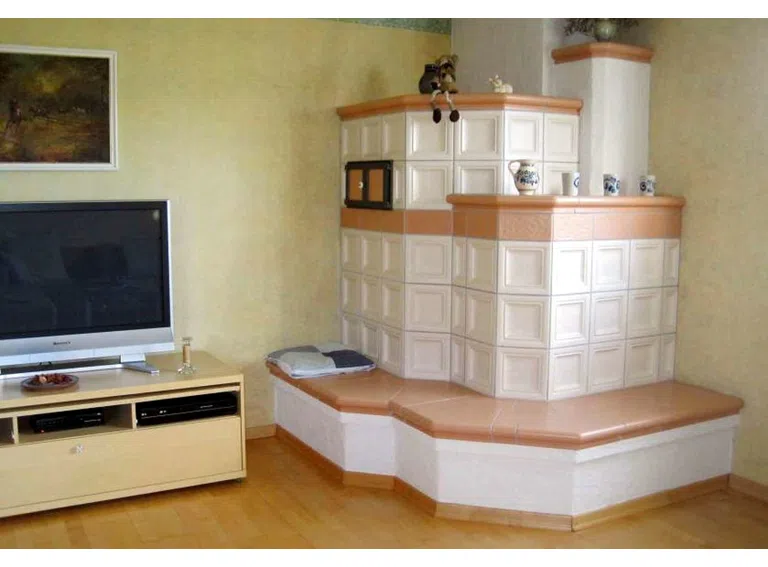 Kachelofen im Wohnzimmer