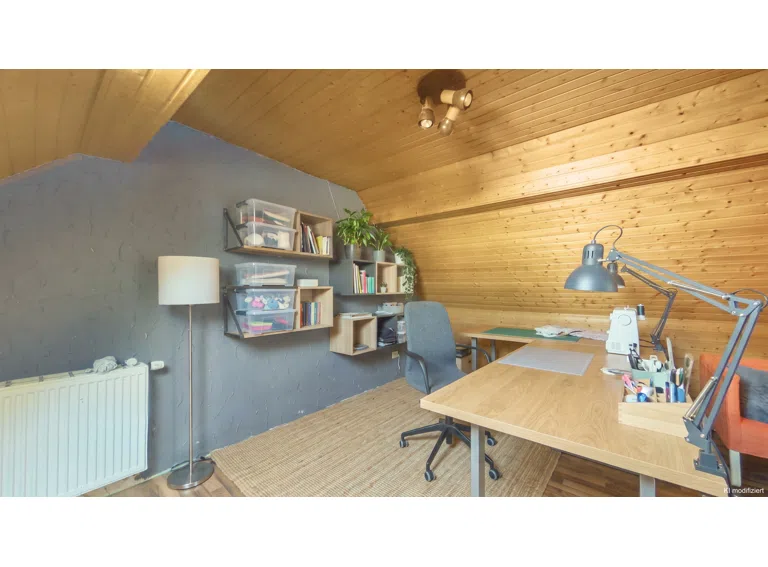 Büro im Dachboden mit KI gestaged