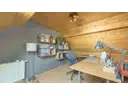 Büro im Dachboden mit KI gestaged