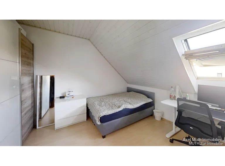 geräumiges Schlafzimmer