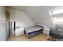 geräumiges Schlafzimmer