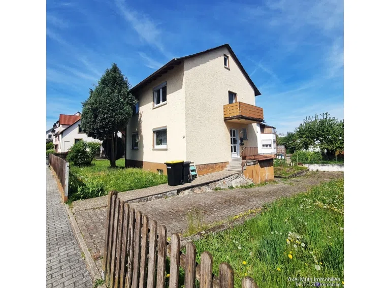 Einfamilienhaus + Hofeinfahrt