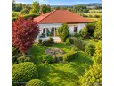 Idyllischer Bungalow mit blühendem Garten