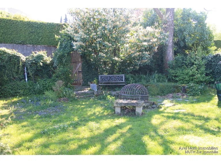 Garten mit Grillstelle