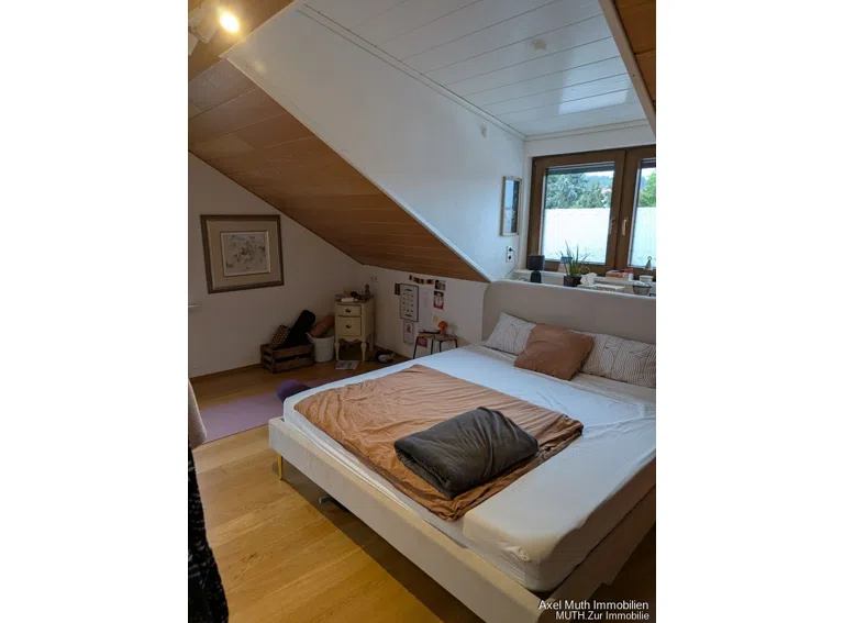 geräumiges Schlafzimmer