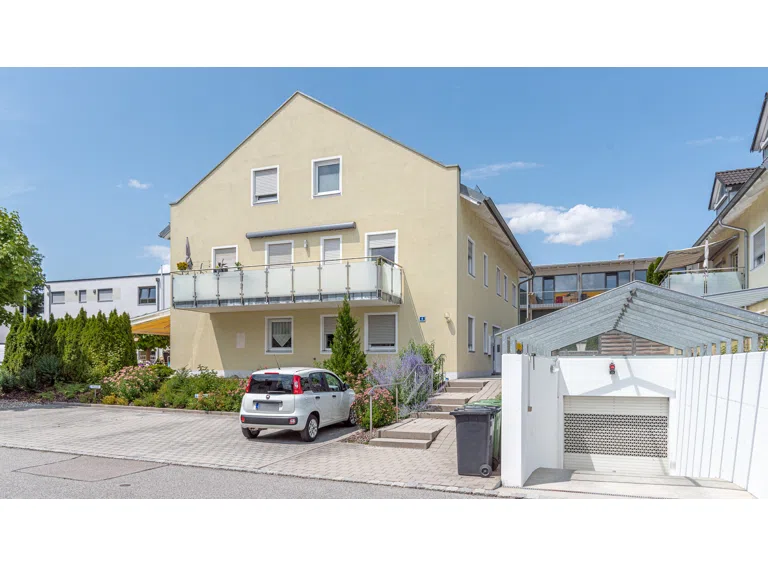 Parkplätze und Tiefgaragenzufahrt