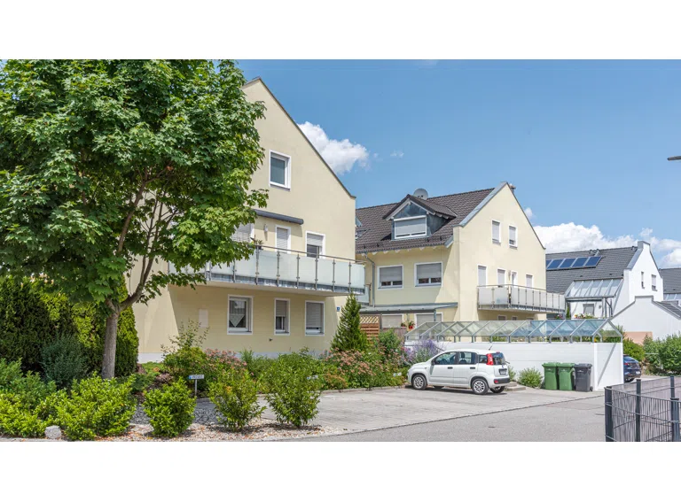Zur Wohnung gehört einer der Außenstellplätze
