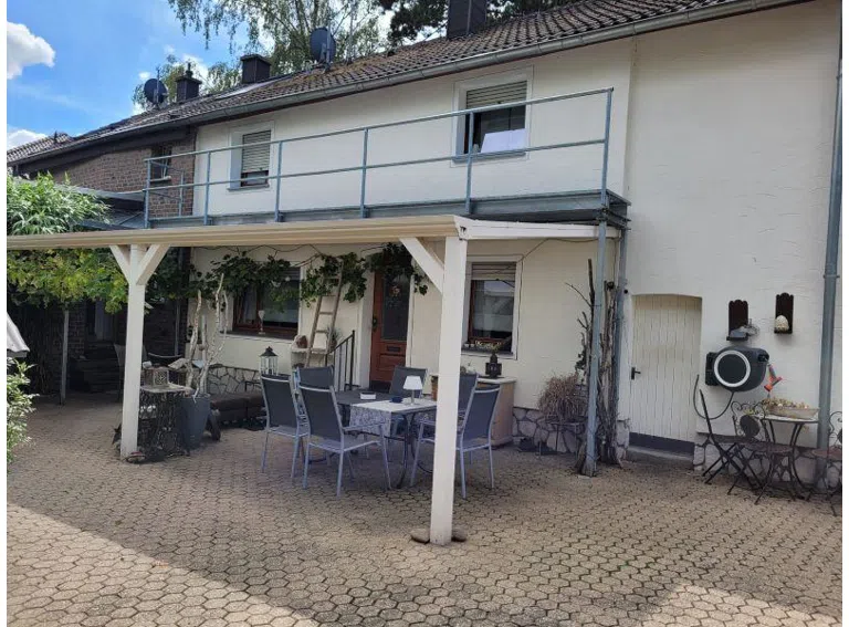 004 Außenansicht Pension mit Terasse