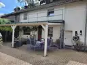 004 Außenansicht Pension mit Terasse
