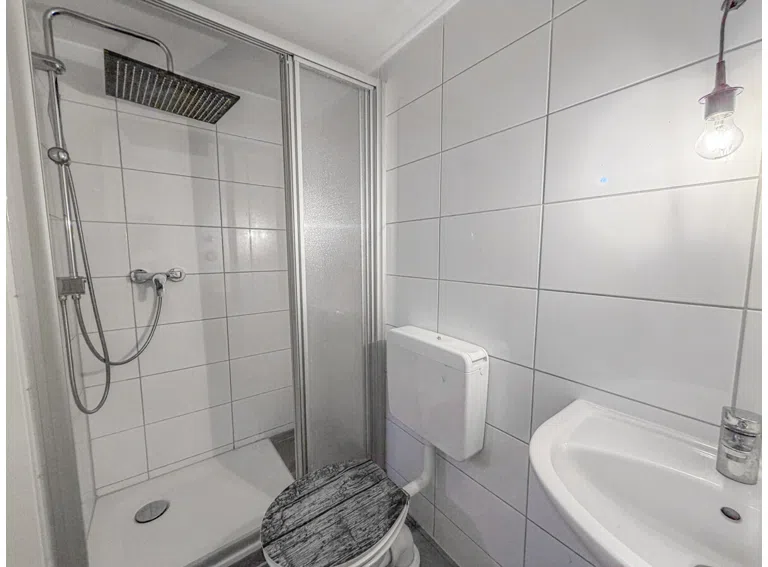 Badezimmer mit Dusche