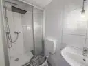 Badezimmer mit Dusche