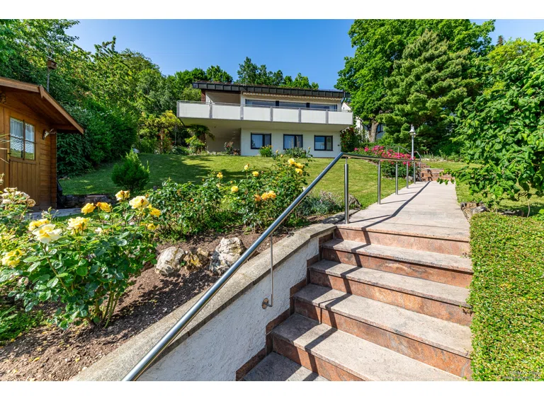 Freistehendes Einfamilienhaus in Hanglage mit traumhaftem Garten