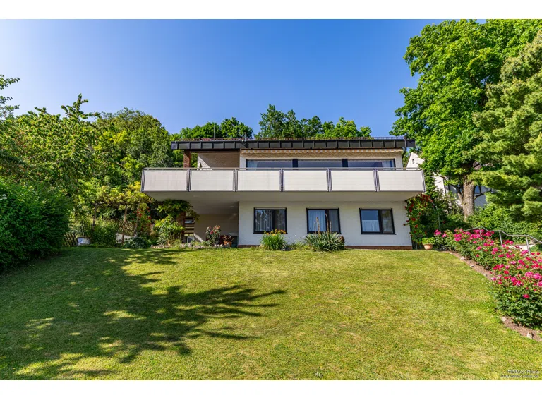 Idyllisch gelegen mit prachtvoller Gartenanlage und Südausrichtung