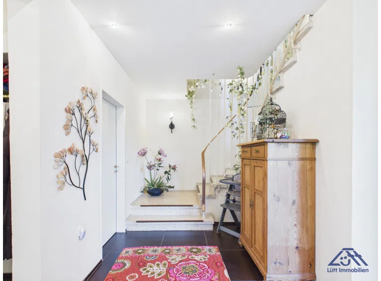 Flur EG mit Treppe zum OG - Lütt Immobilien - Kiel