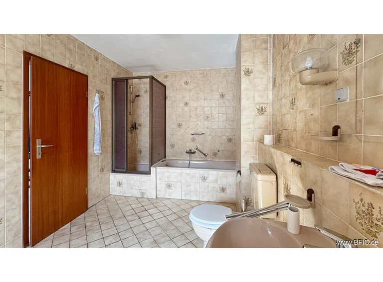 OG Bad mit Wanne, Dusche