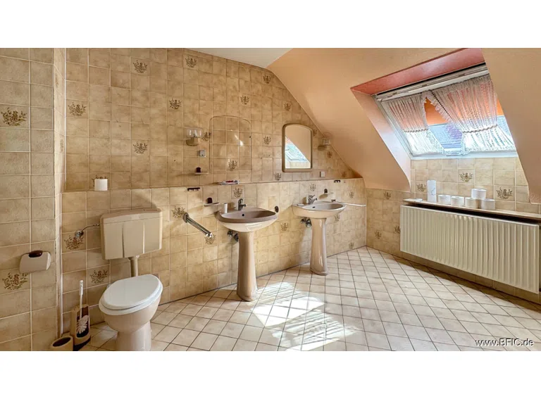 OG Bad mit Wanne, Dusche