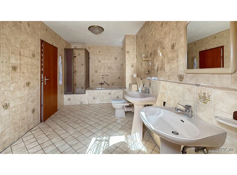 OG Bad mit Wanne, Dusche