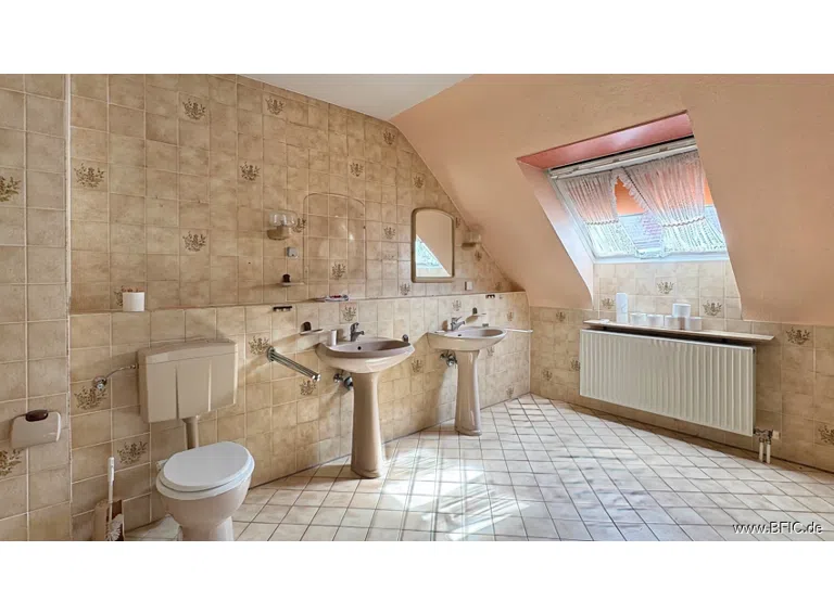 OG Bad mit Wanne, Dusche
