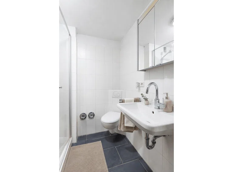 Badezimmer mit Dusche